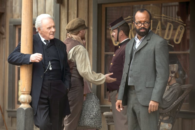 Cena da série com Anthony Hopkins e Jeffrey Wright. Imagens cedidas pela HBO.